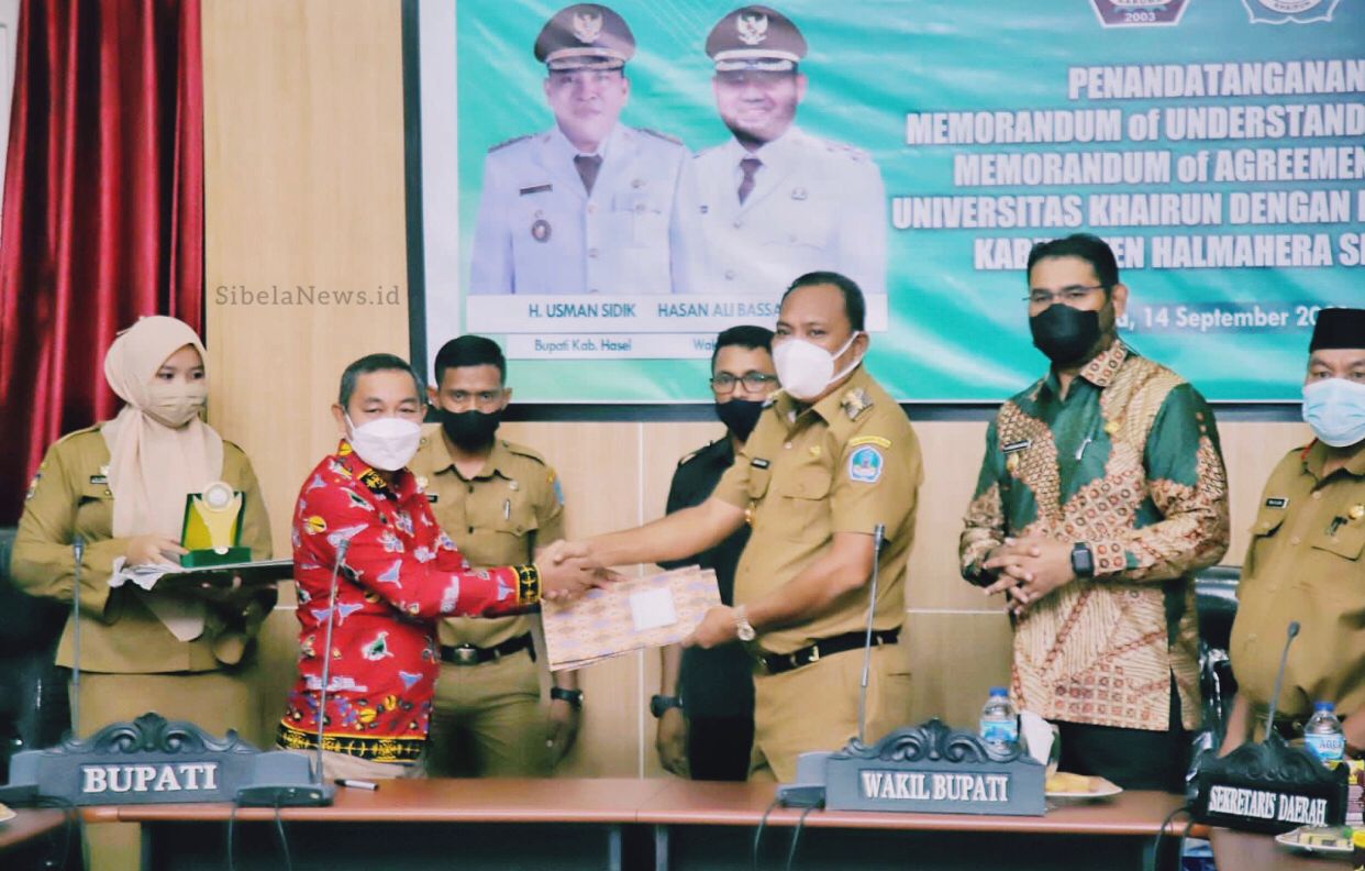 Foto: Penyerahan Nota Kesepahaman Antara Pemda Halsel Dengan Universitas Khairun Ternate.