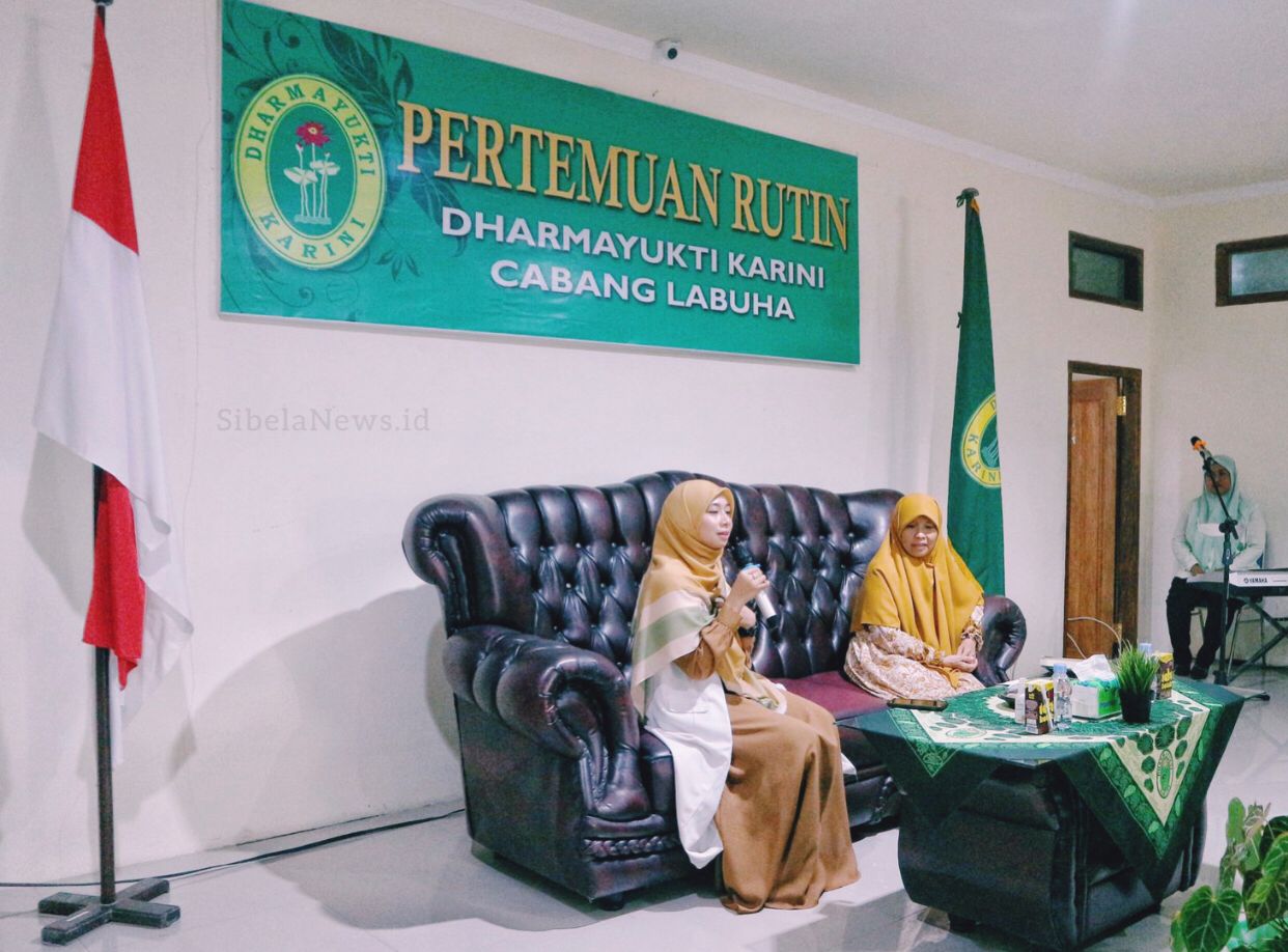 Foto Ibu Rifa'at Al Sa'adah Ketua Gerakan Organisasi Wanita (GOW) Halmahera Sekatan, juga sebagai Ibu Wakil Bupati Dan Ustajah Dwi Ayu Bowogunarsi sebagai konselor keluarga dari RKI. (foto/Sten)