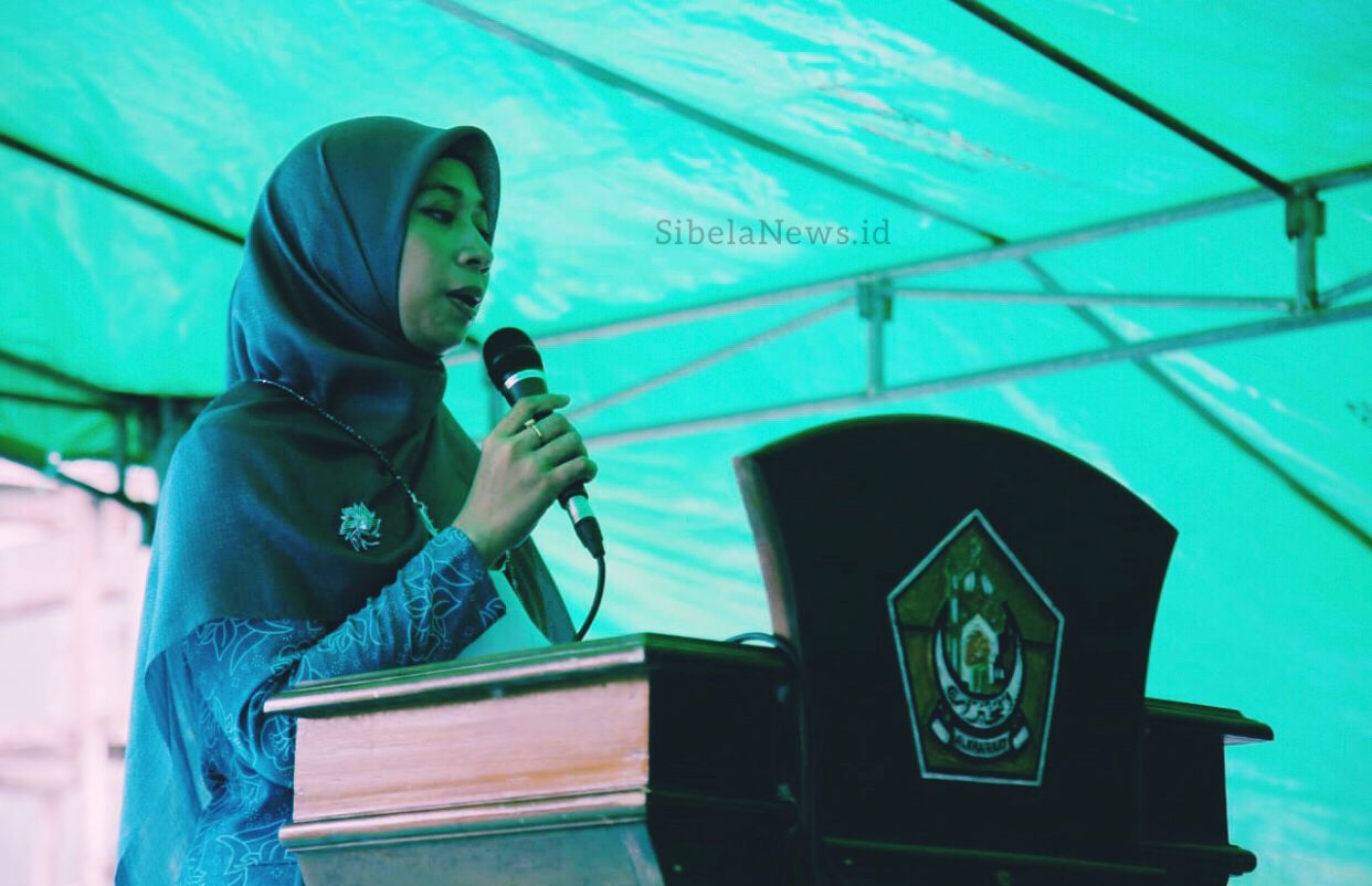 Foto: Wakil Ketua Tim Pengerak PKK Kabupaten Halmahera Selatan, Ibu Rifa’at Al Sa’adah Saat Menyampaikan Sambutan. (foto/cecep)
