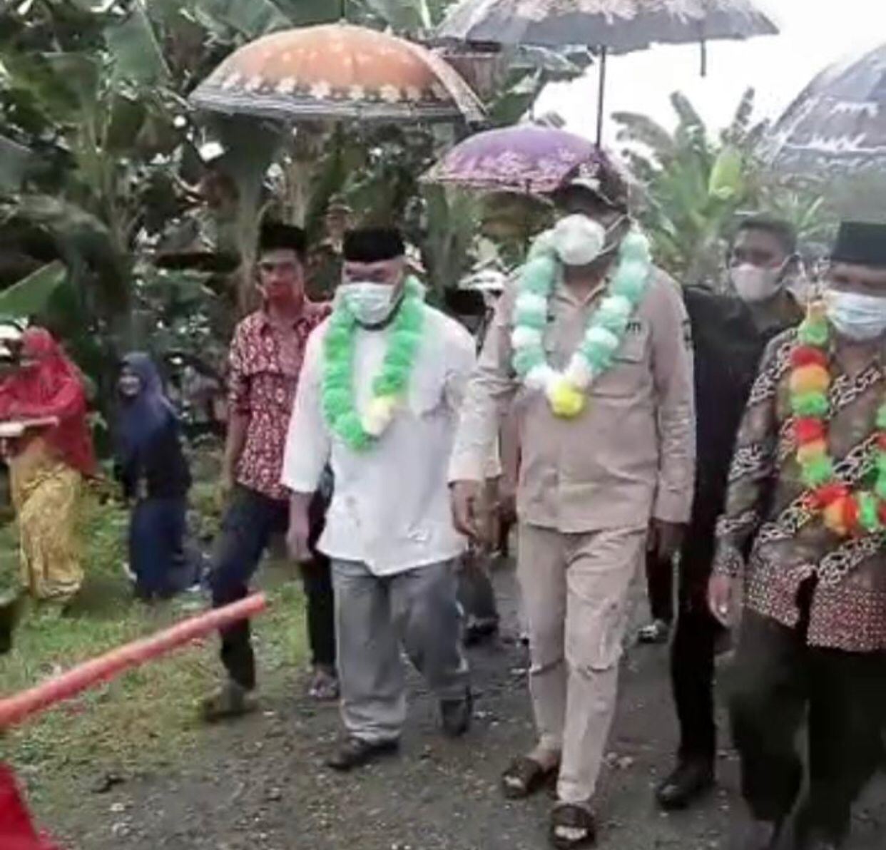Foto: Bupati Kabupaten Halmahera Selatan, Hi. Usman Sidik Saat Di Jemput Masyarakat Desa Kubung.