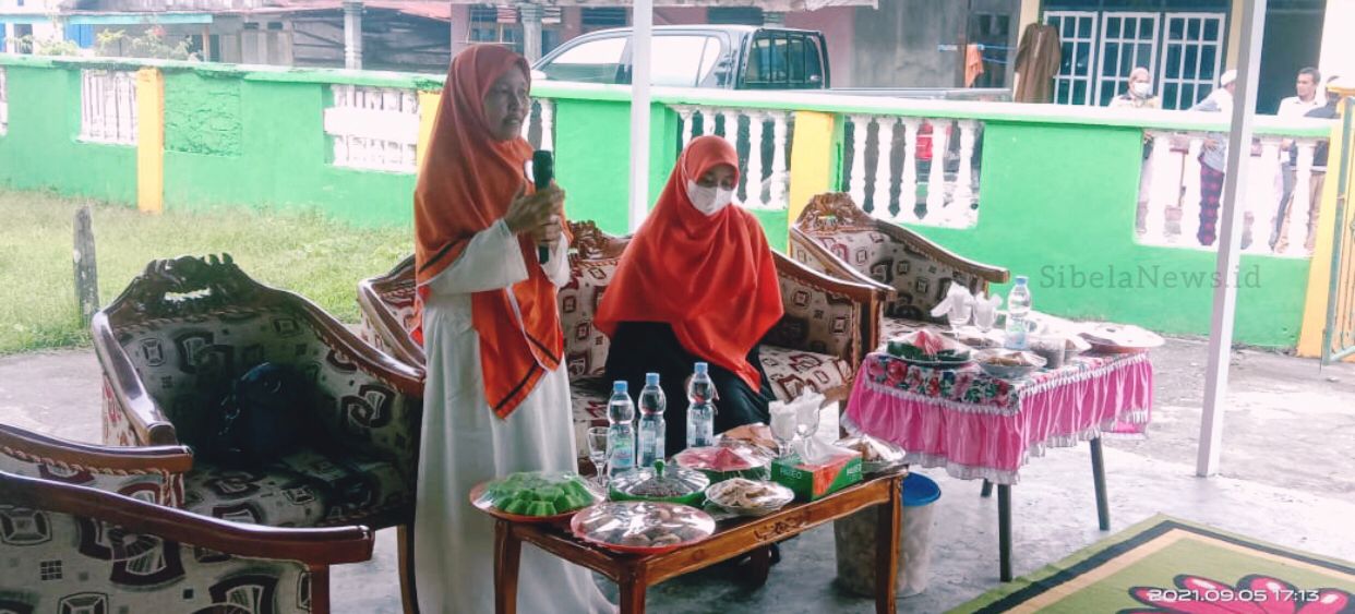 Foto: Ibu Wakil Bupati Kabupaten Halmahera Selatan, Rifa’at Al Sa’adah Saat Menghadiri Kegiatan Rumah Keluarga Indonesia Di Desa Boli (foto/Man)