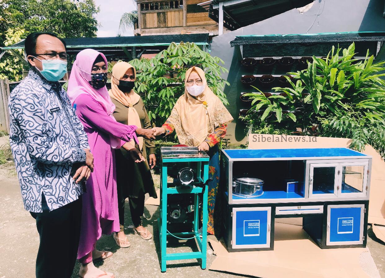 Foto: Hj. Salma Samad Selaku Kordinator UMKM dan Pelatihan Saat Menyerahkan Bantuan Alat Produksi Di Masyarakat. (foto/alif)