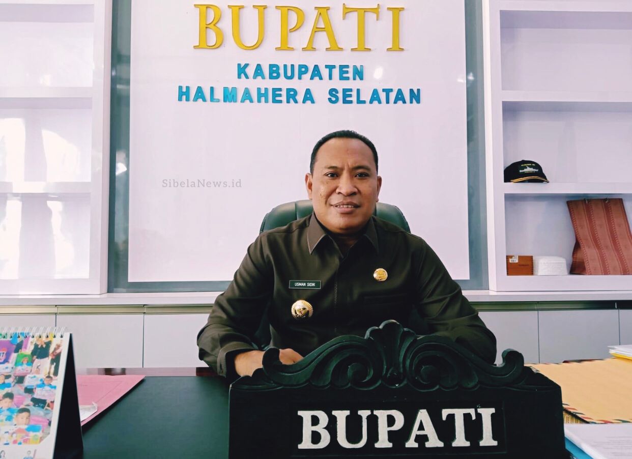 Foto : Hi. Usman Sidik Bupati Kabupaten Halmahera Selatan.