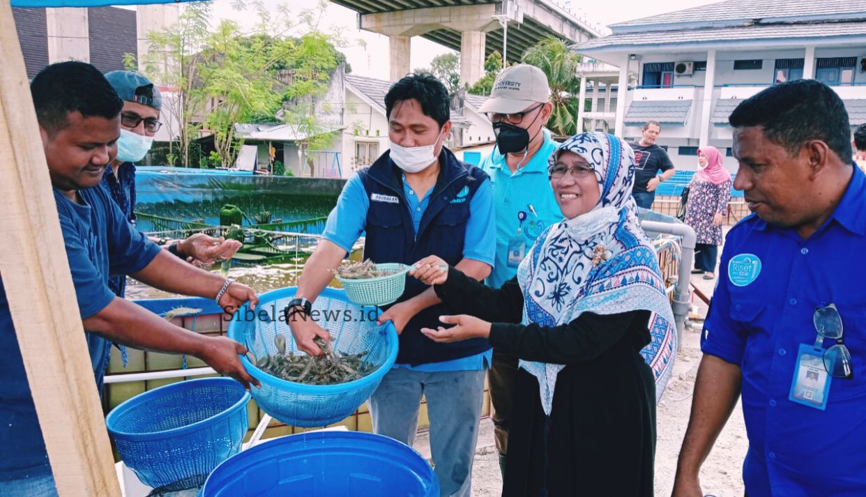 Foto: Anggota Komisi IV DPR RI dari Fraksi PKS Dapil Maluku ini didampingi Kepala BPPP Ambon, Abubakar, S.St.Pi, M.Si dan Kepala SUPM Ambon Dr. Ahmad Jais Ely, ST, M.Si.
