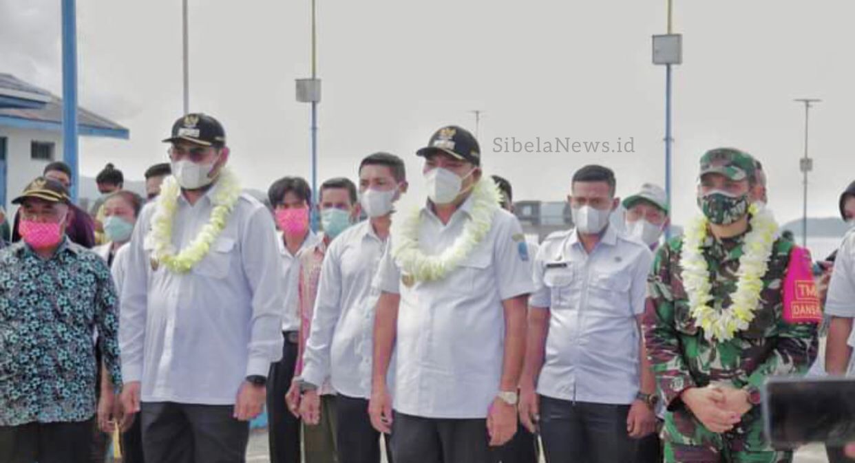Foto: Bupati Kabupaten Halmahera Selatan Hi. Usman Sidik dan Wakil Bupati Hasan Ali Bassam Kasuba saat Penjemputan dengan Tarian Cakaleke. (foto/alif)