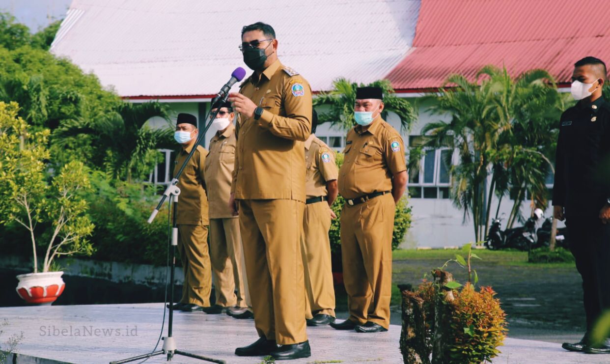 Foto Wakil Bupati Kabupaten Halmahera Selatan, Hasan Ali Bassam Kasuba Menjadi Pembina Upacara Gabungan (foto/alif)