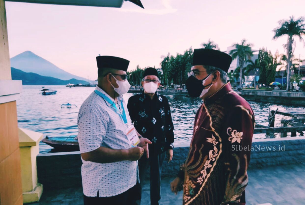 Foto Dr. H. Muhammad Kasuba MA Saat Di Jemput Panetia STQ di Pelabuhan Spit.