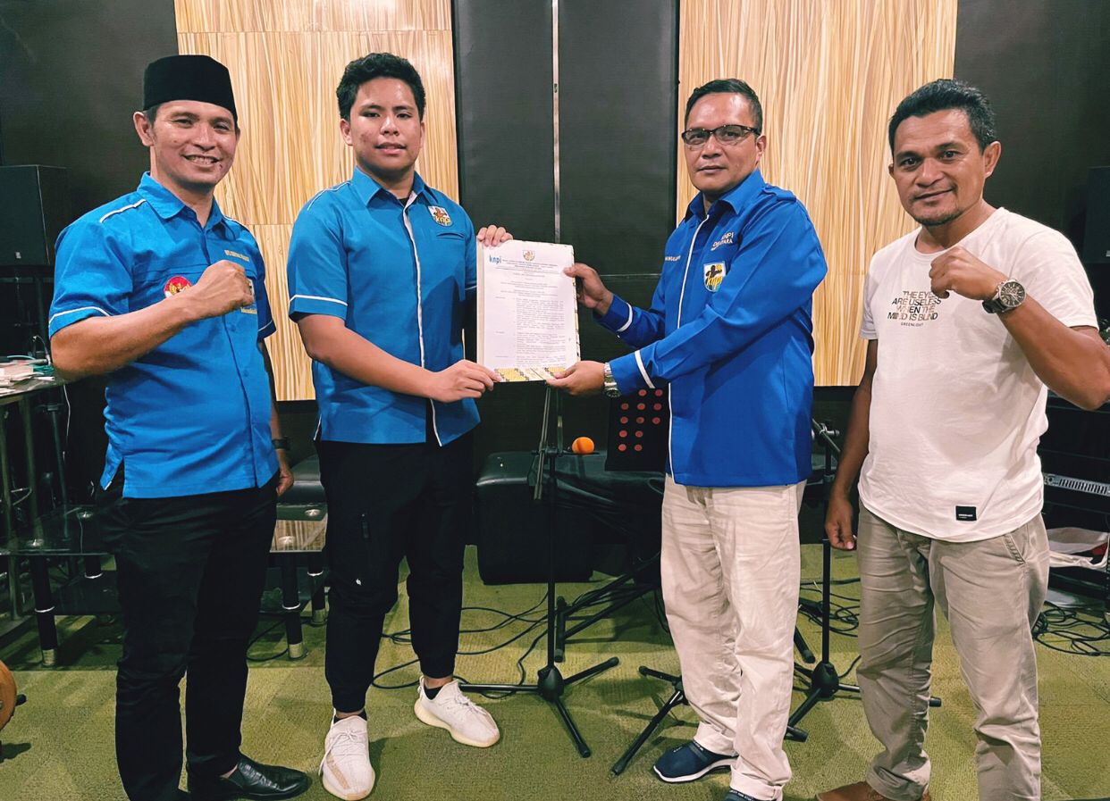 Foto Ananta Rizky Raya Perdana Sidik sebagai Sekretaris DPD KNPI Halmahera Selatan, Saat menerima SK.