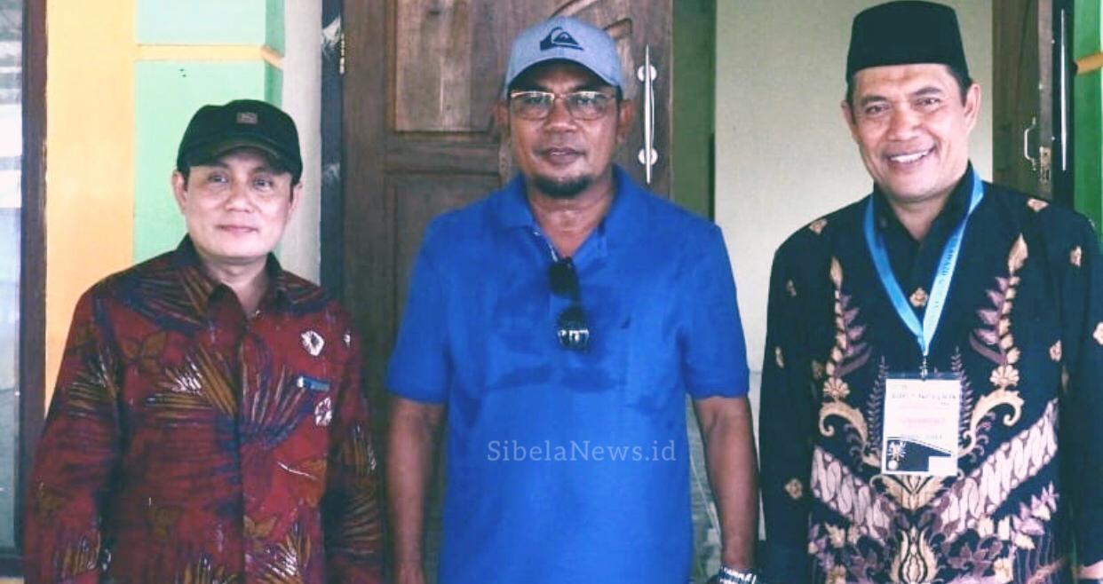 Foto bersama Ketua LPTQ Bali, H. Masrur Makmur, Kadis Perkim Yunus Badar, dan Pembina Kafilah H. Jauhar. (Foto: Wahyudi Yahya