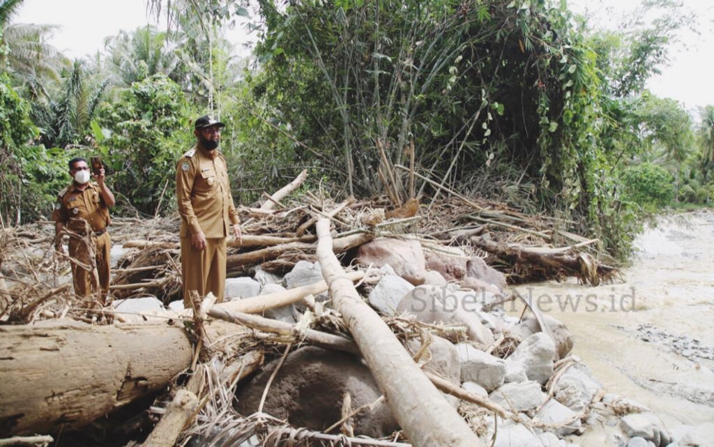 Foto Wakil Bupati Kabupaten Halmahera Selatan Hasan Ali Bassam Kasuba Saat Memantau Langsung Di Lokasi Banjir Desa Wayaua (foto/cecep).