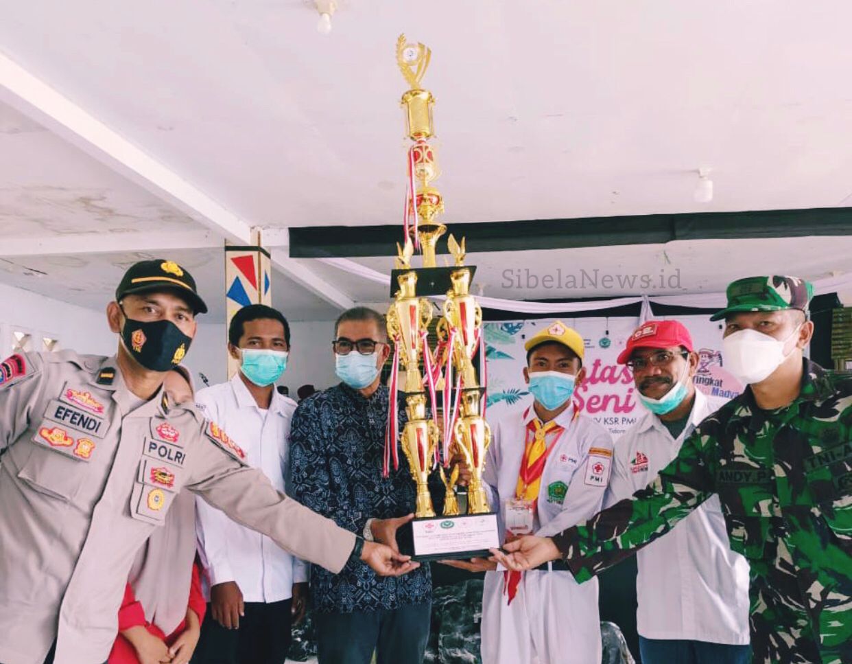 Foto Saat Menerima Tropi Juara Umum.