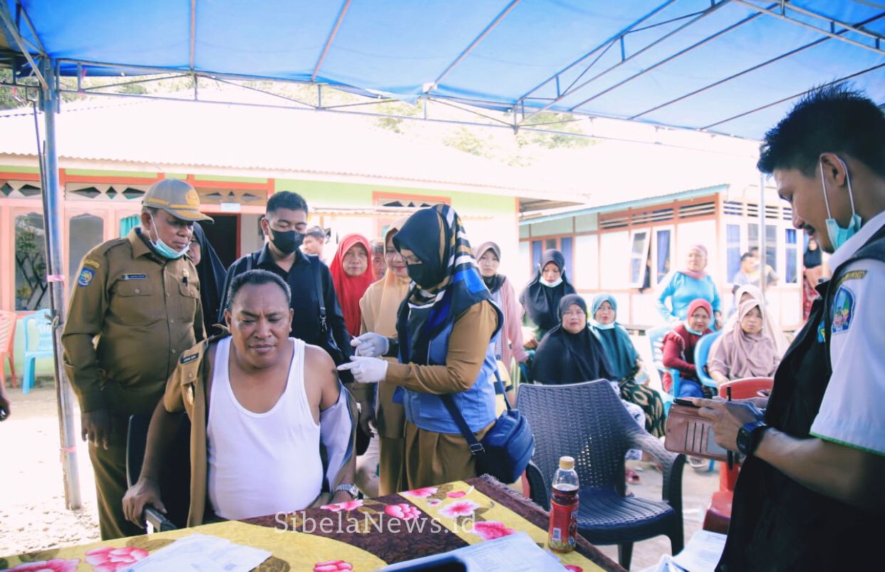 Foto Bupati Kabupaten Halmahera Selatan H. Usman Sidik Saat Divaksin.