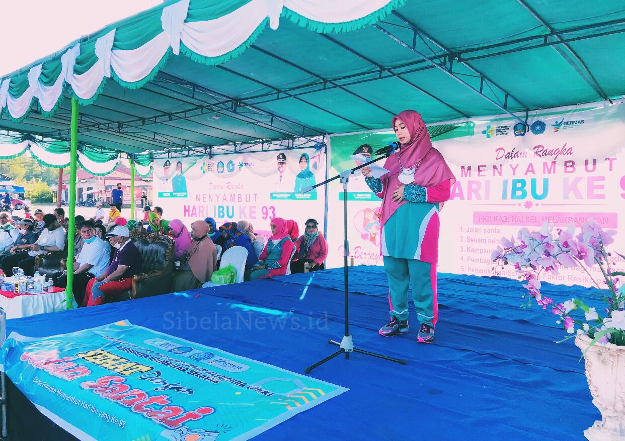 Foto Ibu Wakil Ketua PT-PKK Halsel, Rifa’at Al Sa’adah Saat Menyampaikan Sambutan Kegiatan Memperingati Hari Ibu ke 93.