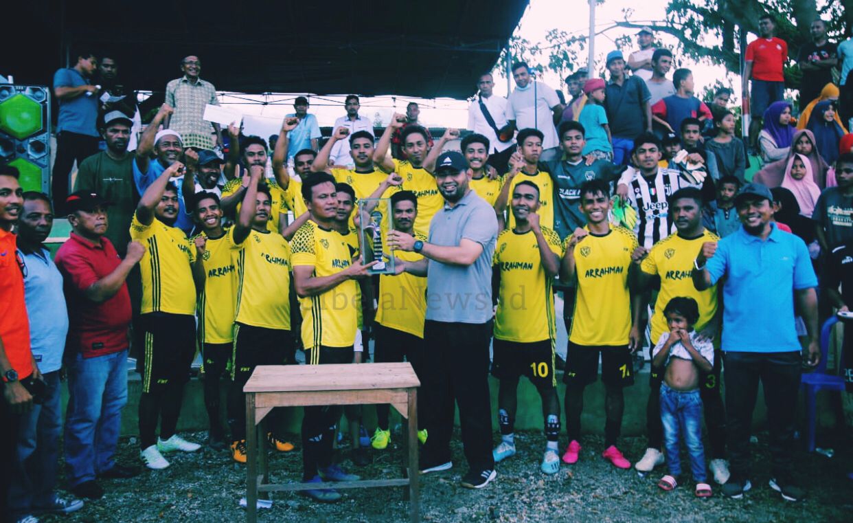 Foto Wakil Hupati Kabupaten Halmahera Selatan, Hasan Ali Bassam Kasuba Saat Menyerahkan Tropi Bergilir.