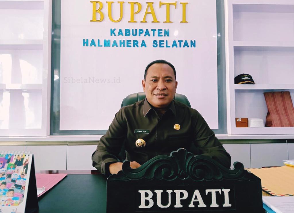 Foto Usman Sidik Bupati Kabupaten Halmahera Selatan.