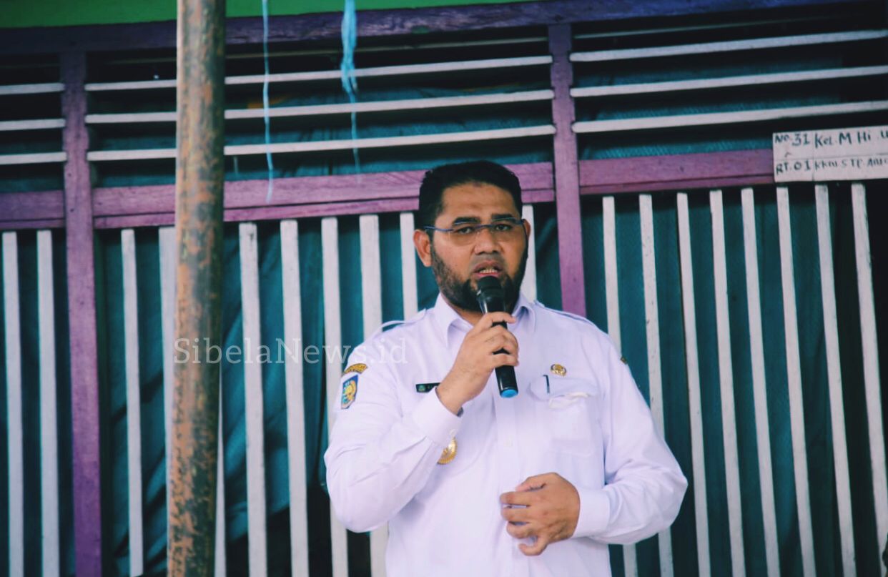 Foto Wakil Bupati Kabupaten Halmahera Selatan, Hasan Ali Bassam Kasuba Saat Menyampaikan Sambutan Musrembang Di Depan Masyarakat Desa Jikohai.
