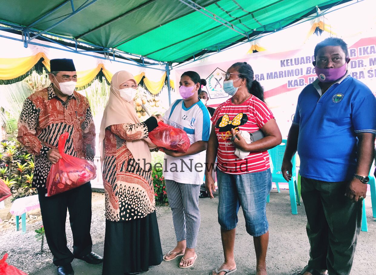 Foto Dr. H. Muhammad Kasuba, MA Bersama Istri, Diah Erawati. S, Menyerahkan Paket Natal Pada Keluarga Nasrani.