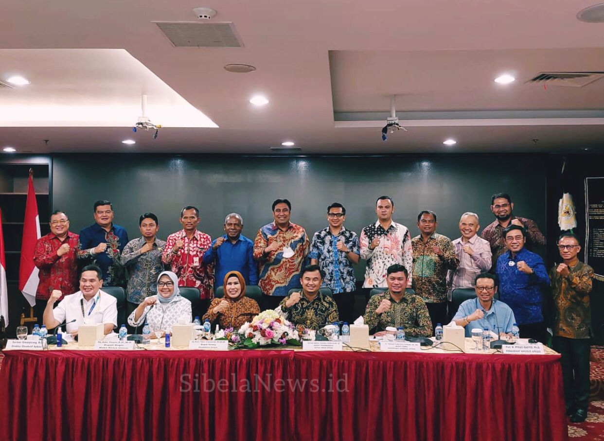 Wakil Bupati Kabupaten Halmahera Selatan Hasan Ali Bassam Kasuba Bersama Dengan Ketua Umum APKASI dan Peserta sebagai Bupati-Bupati Se-Indonesia.