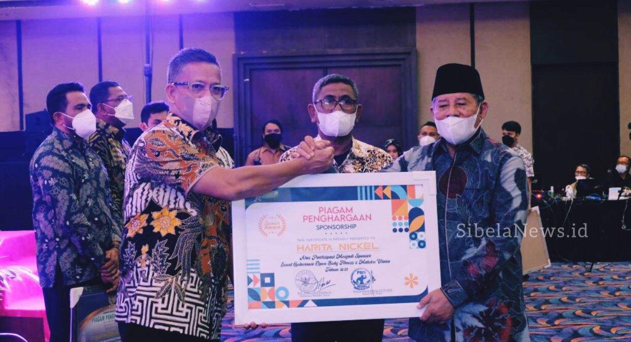 Foto Gubernur Maluku Utara Memberikan Piagam Penghargaan Kepada HARITA.