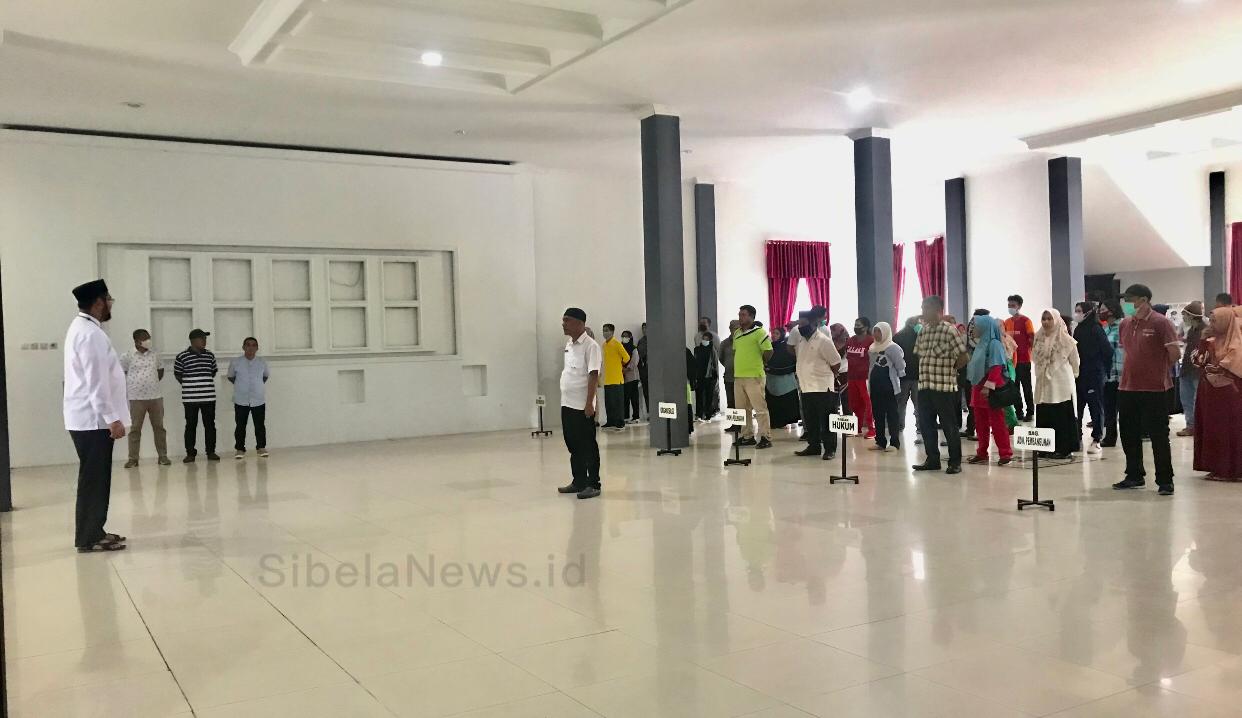 Foto Wakil Bupati Kabupaten Halmahera Selatan, Hasan Ali Bassam Kasuba Saat Memimpin Apel Sore Di Lobi Kantor Bupati. (foto/alif)