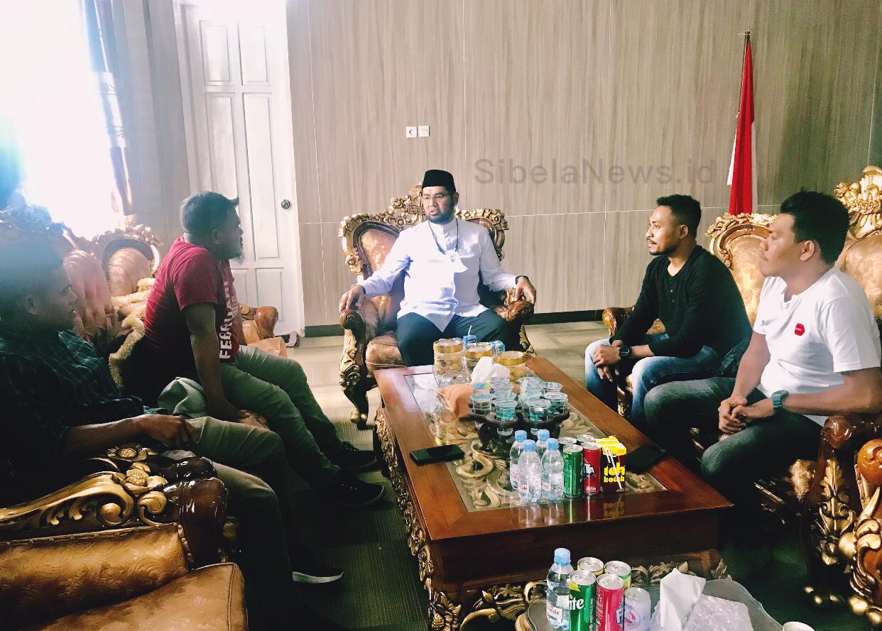 Foto Wakil Bupati Kabupaten Halmahera Selatan, Hasan Ali Bassam Kasuba Saat Berbincang-bincang Dengan Wartawan Halsel. (foto/alif)