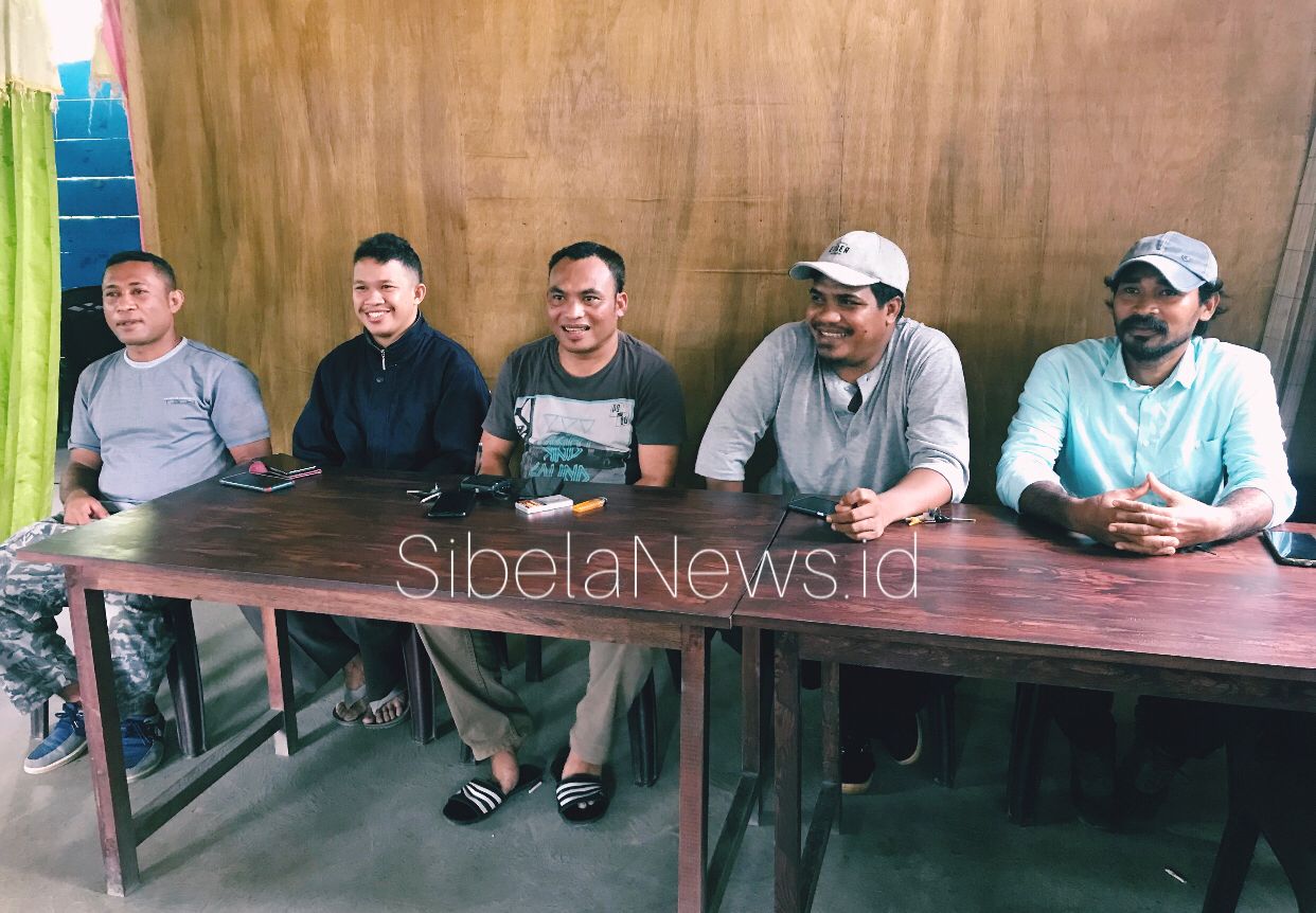 Foto Ketua KNPI Kabupaten Halmahera Selatan, Irfan Abdurahim Bersama Pengurus Saat Mengelar Konferensi Perss.