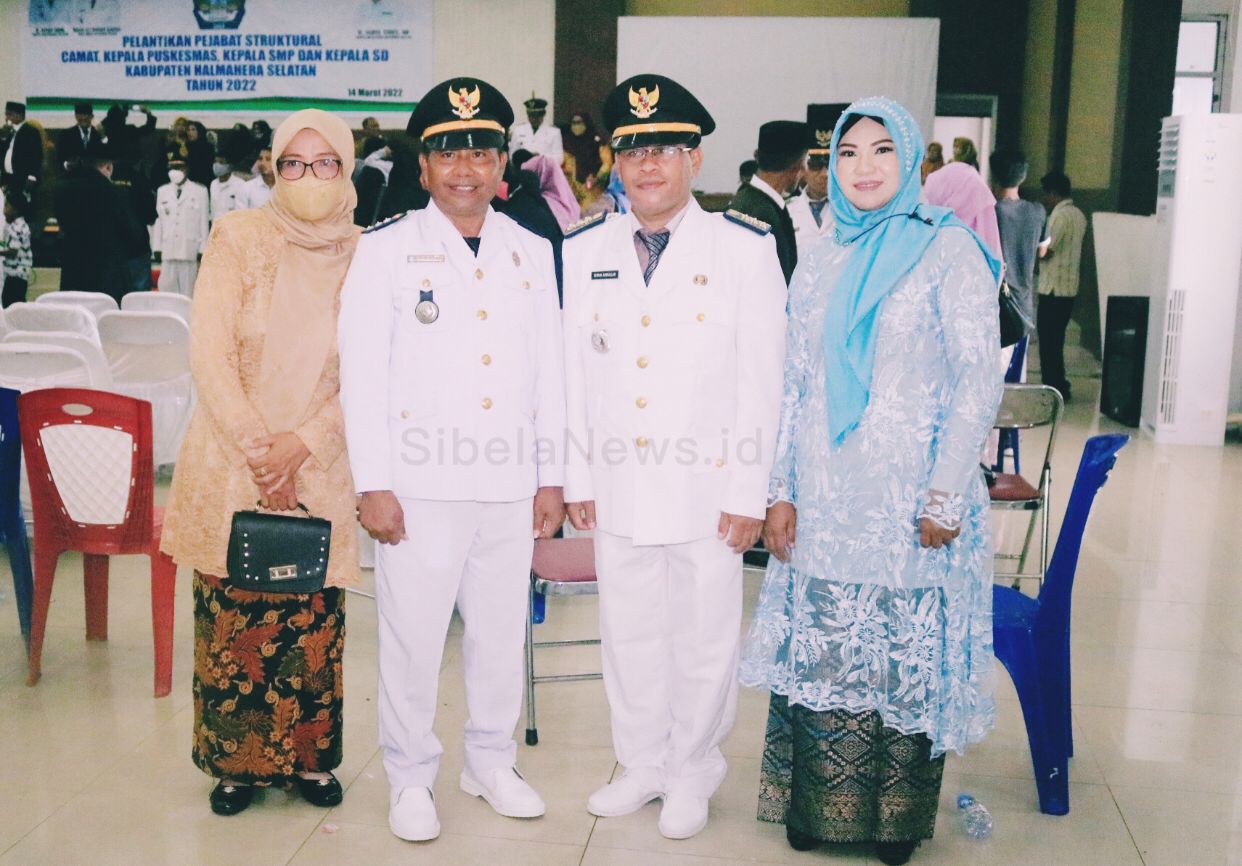 Foto Camat Kasiruta Barat, Halifat Barnabas Bersama Ibu, Dan Camat Bacan Timur Selatan, Isnain A. Abdullah beserta Ibu.