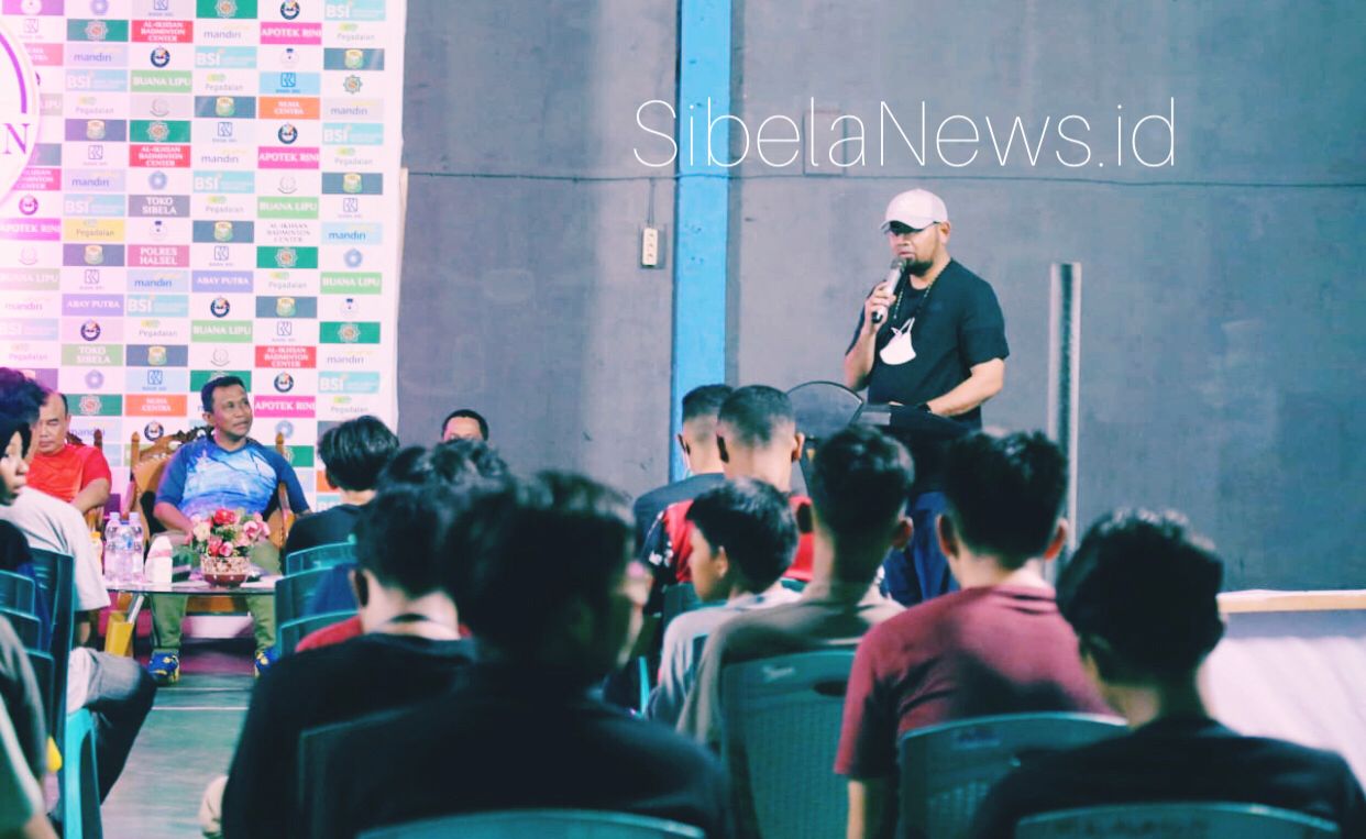 Gambar : Wakil Bupati Kabupaten Halmahera Selatan, Hasan Ali Bassam Kasuba Membuka Kegiatan Turnamen Ramadhan Batminton 2022.