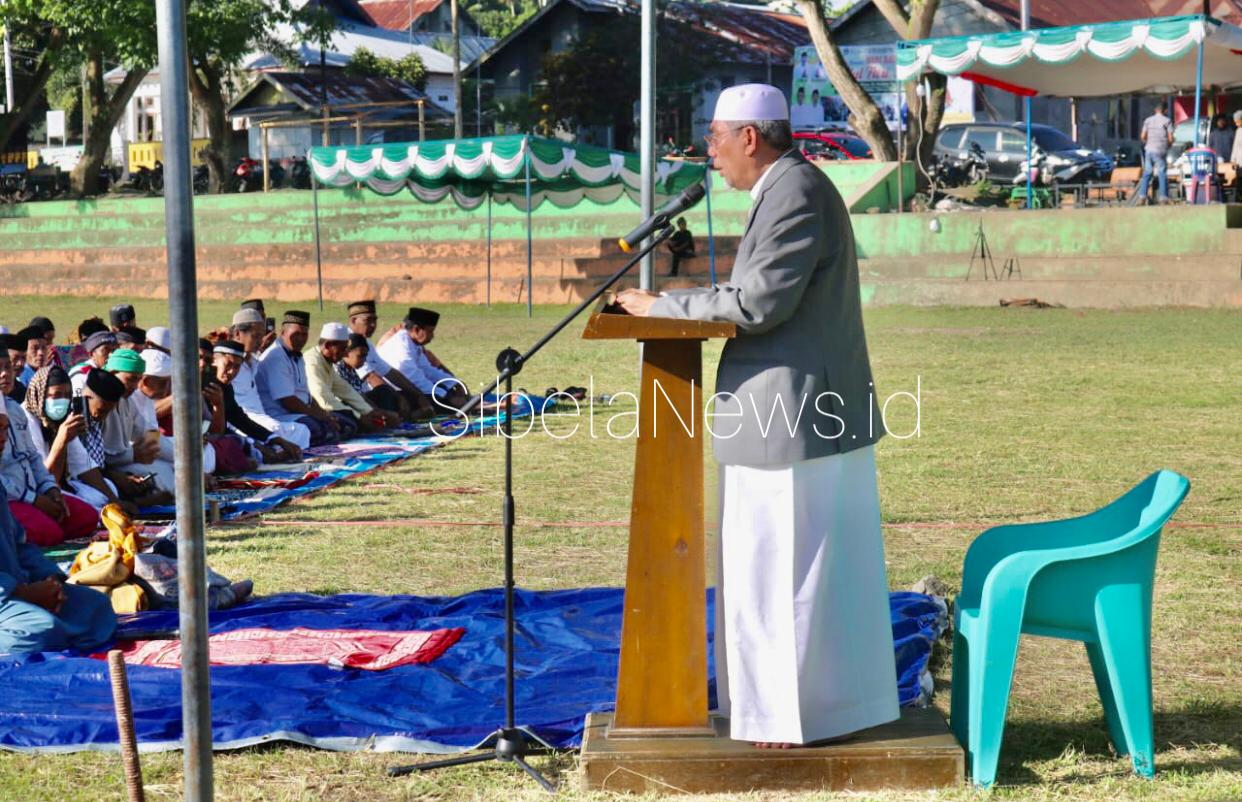 Gambar : Dr. H. Muhammad Kasuba, MA Saat Menyampaikan Khotba Sholat Idul Fitri.