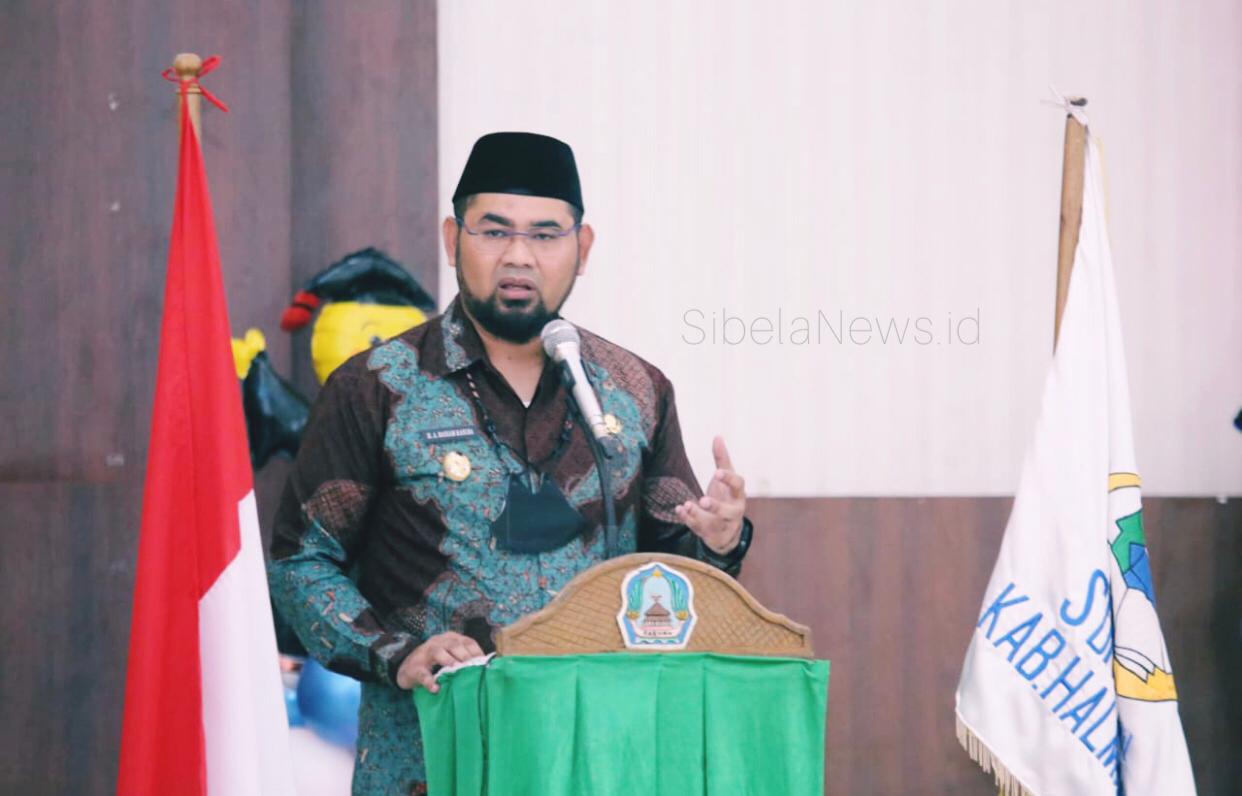 Gambar : Wakil Bupati Kabupaten Halmahera Selatan, Hasan Ali Bassam Kasuba Saat Memberikan Sambutan Dalam Kegiatan Wisuda SDIT Insan Kamil Labuha.