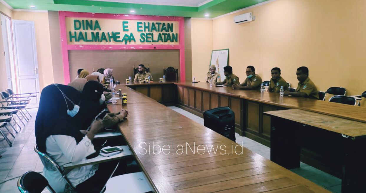 Gambar : Wakil Bupati Kabupaten Halmahera Selatan, Hasan Ali Bassam Kasuba Saat Rapat Di Kantor Dinas Kesehatan.