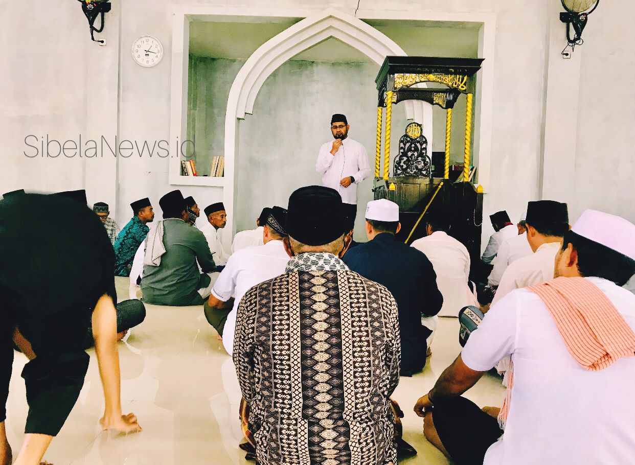 Gambar : Waki Bupati Kabupaten Halmahera Selatan, Hasan Ali Bassam Kasuba Saat Memberikan Sambutan Usai Sholat Jum’at Di Mesjid Tembal.