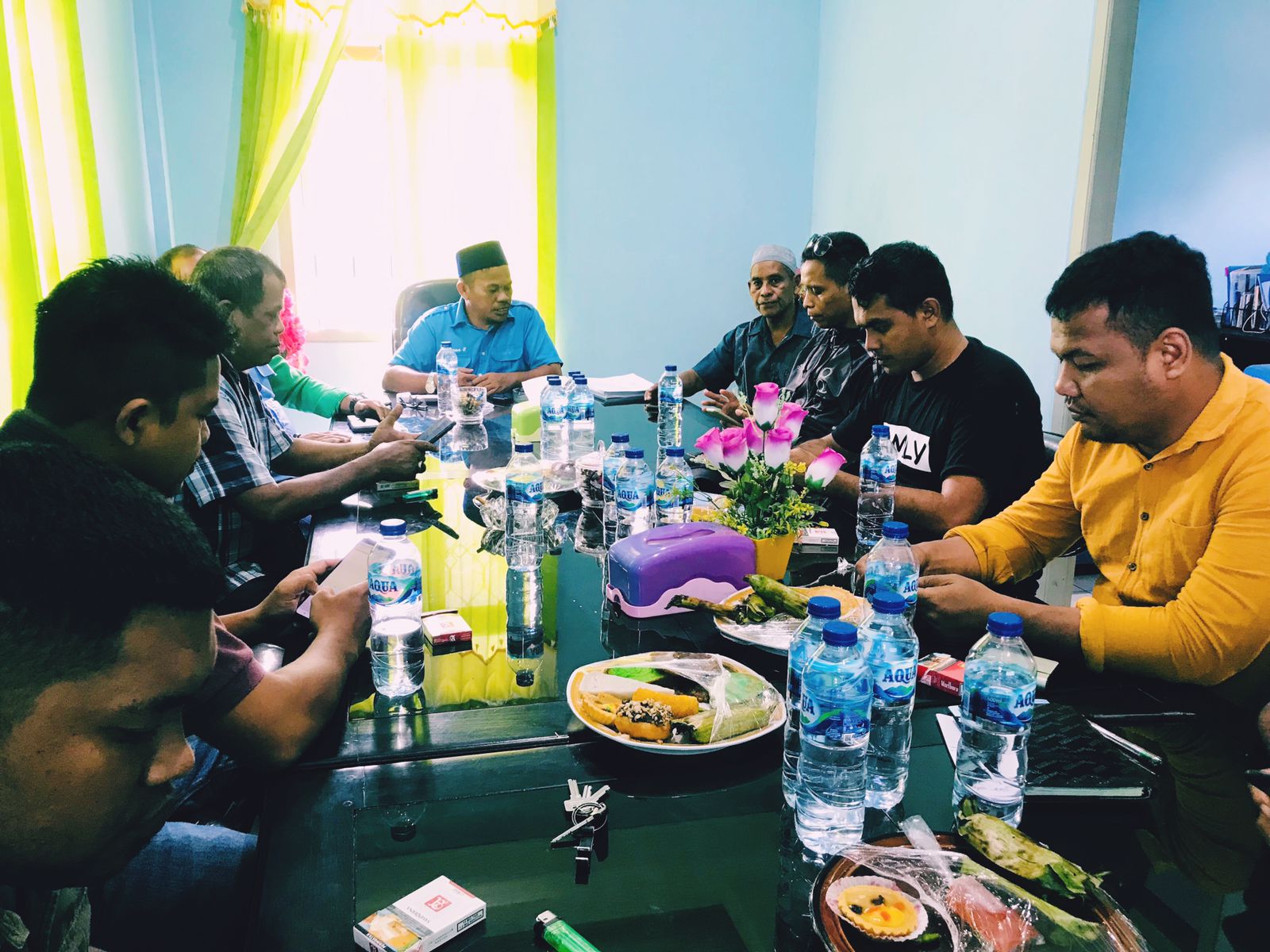 Gambar : Direktur PDAM Halsel Soleman Bobote Saat Konferensi Perss.