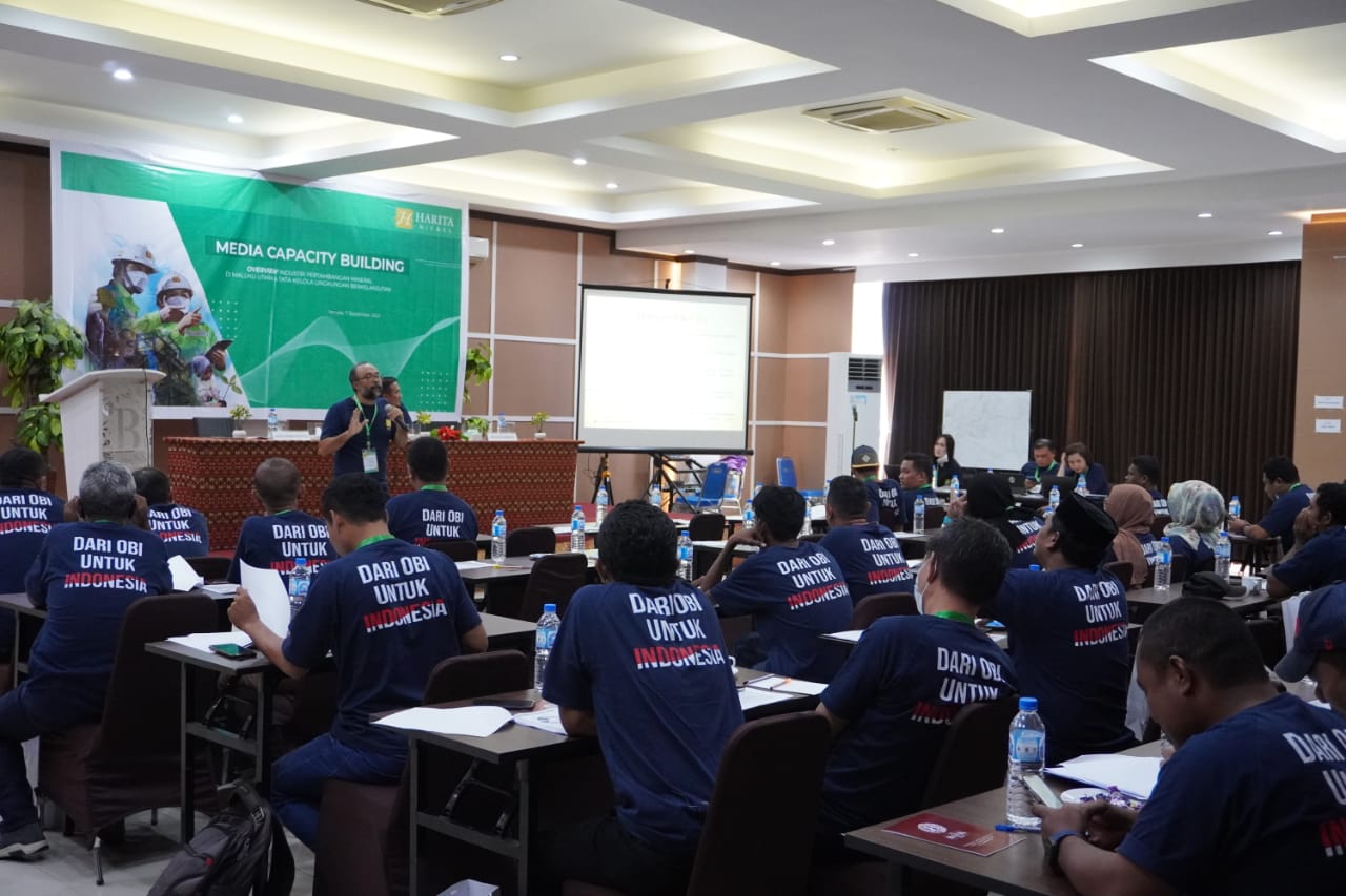 Gambar : Puluhan jurnalis di Ternate, Maluku Utara tengah mendengarkan paparan dari pemateri dalam Media Capacity Building yang digelar Harita Nickel di Ternate, Rabu (7/9).