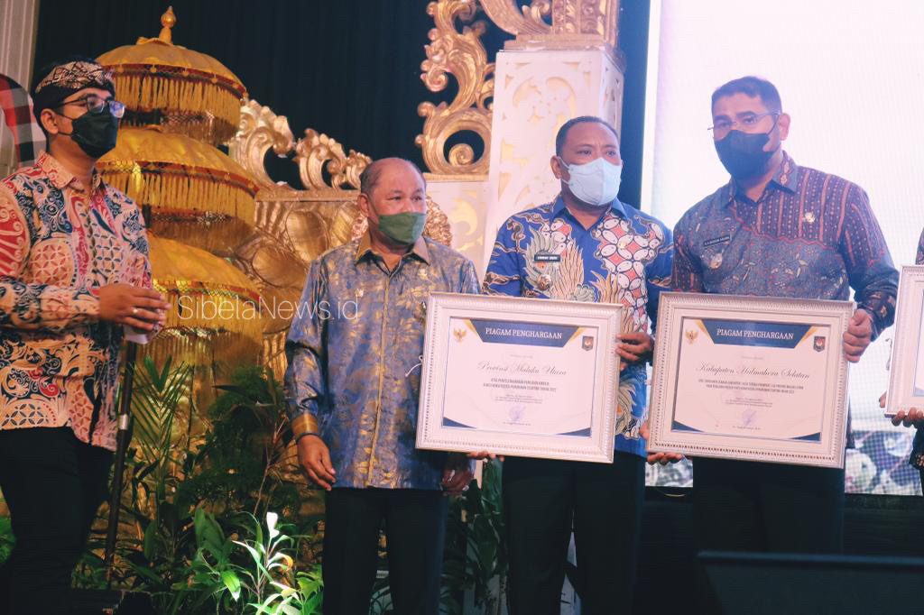 Gambar : Gubernur Maluku Utara, Ir. M. Al Yasin Ali didampingi oleh Bupati Halsel H. Usman Sidik bersama Wakil Bupati Halsel, Hasan Ali Bassam Kasuba, juga sebagai ketua umum TPPS Kabupaten Halmahera Selatan.