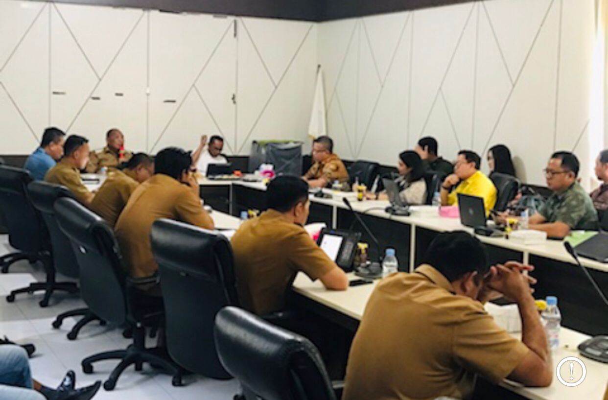 Gambar : Bupati Halsel Hi. Usman Sidik Menyampaikan Argumentasi Saat Rapat Dengan Pihak PT. Harita.