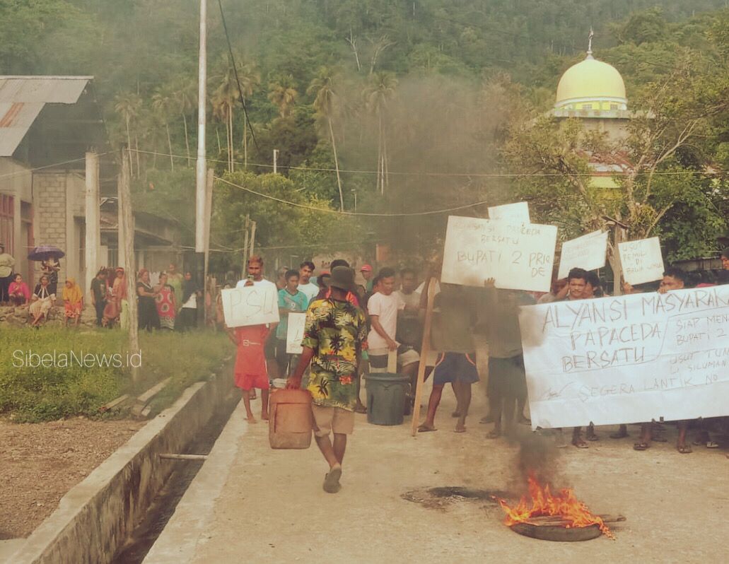 Gambar : Demonstrasi Masyarakat Desa Papaceda Terkait Hasil Pilkades.
