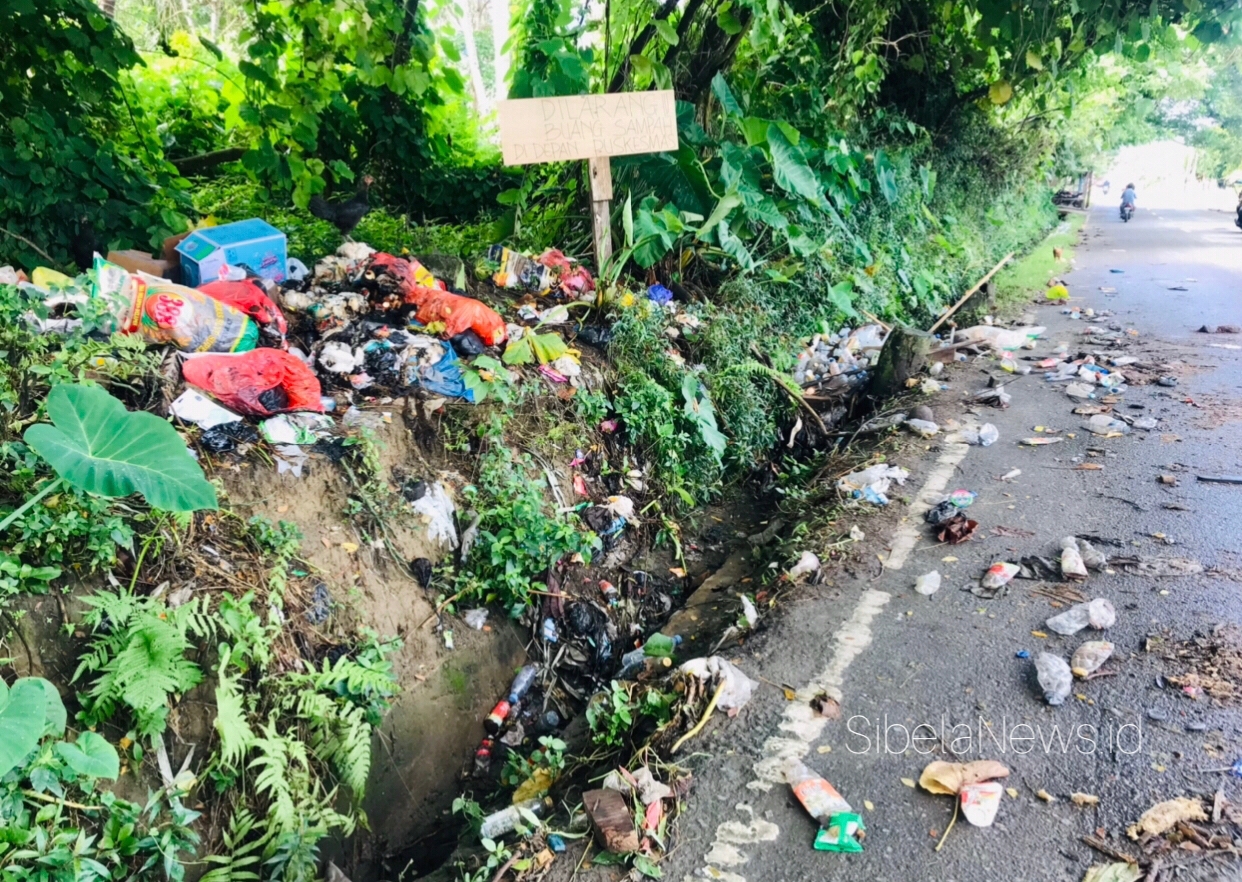 Gambar : Sampah Berserekan Di Jalan Raya, Depan Puskesmas Babang.