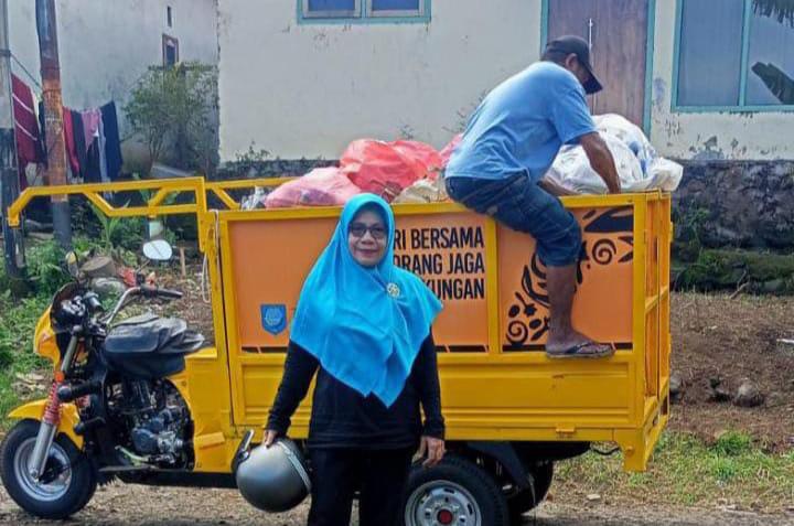 Gambar : Hj. Farida Saleh, S. Pd Lurah Akehuda.
