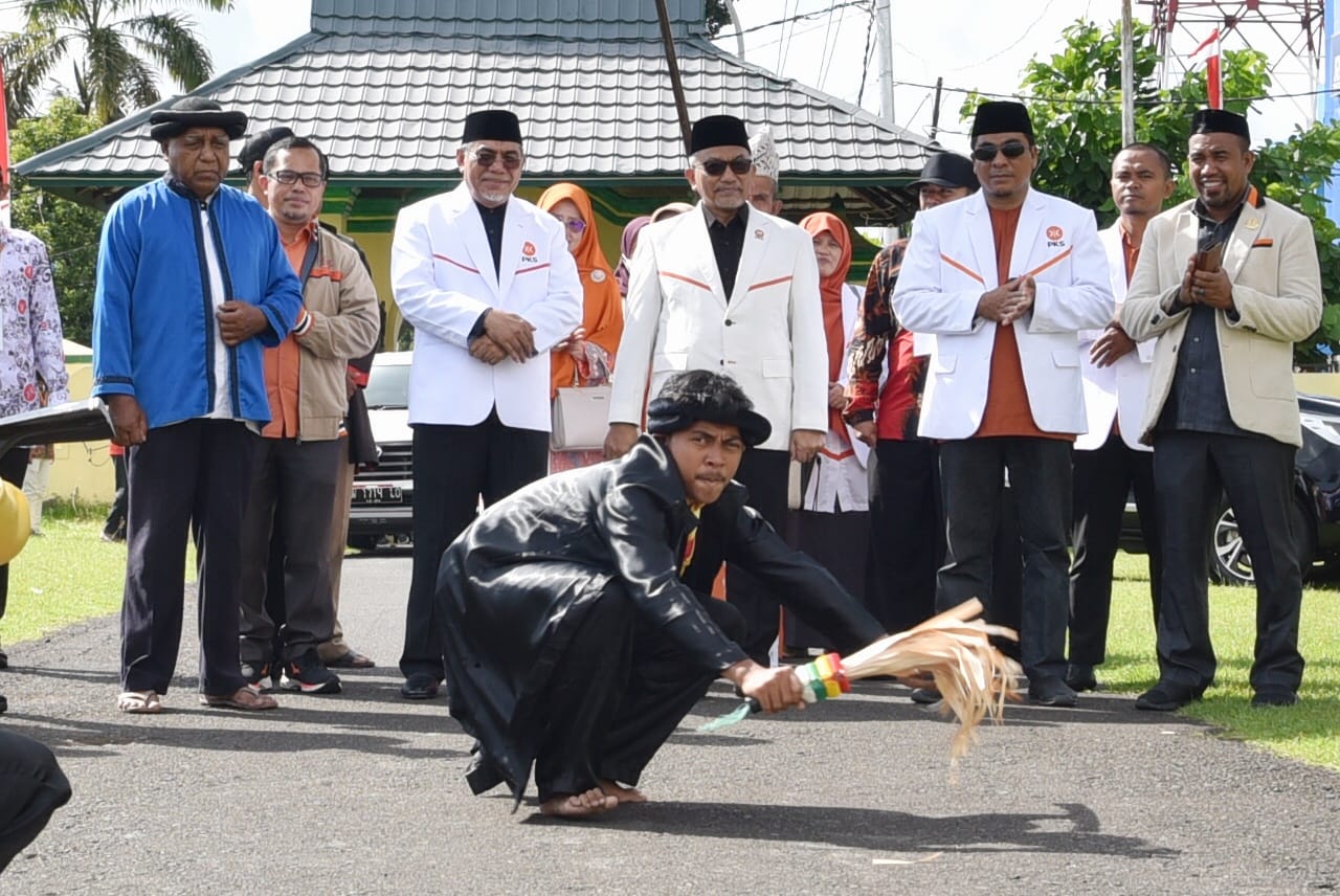 Gambar : Presiden Partai Keadilan Sejahtera (PKS), Ahmad Syaikhu Didampingi Dr.H. Muhammad Kasuba MA saat di Jemput dengan Tarian Soya-Soya Dari Kesultanan Ternate.