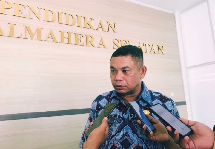 Gambar : Safiun Radjulan Kades Pendidikan Saat Diwawancarai.