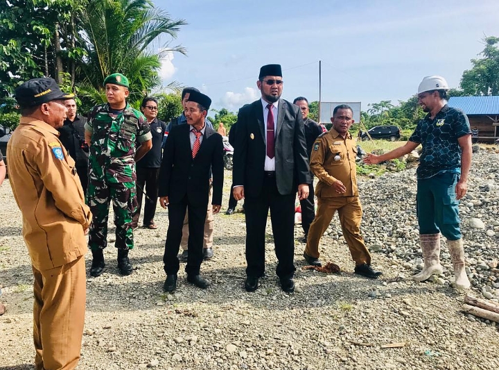 Gambar : Wakil Bupati Halsel, Bersama dengan Dandim 1509/Labuha Tinjau Pembangunan Masjid Darut Taqwa, Desa Baru, Kecamatan Obi.