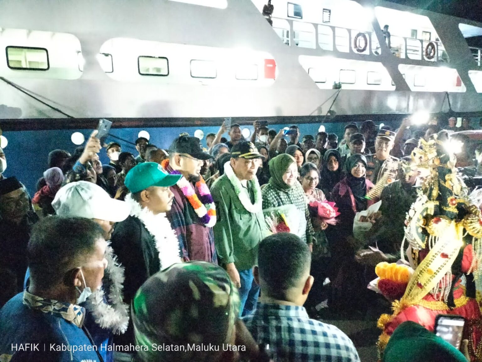 Gambar : Warga Pulau Obi Padati Pelabuhan Laiwui, Untuk Menjemput Bupati, Wakil Bupati dan Para Artis Yang Akan Tampil Malam Lepas Sambut Tahun Baru.