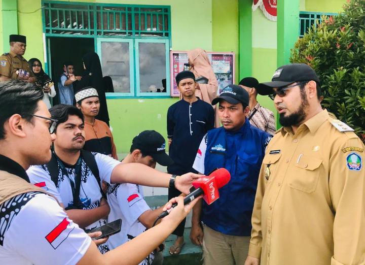 Gambar : Wakil Bupati Bupati Kabupaten Halmahera Selatan, Hasan Ali Bassam Kasuba Saat Di Wawancarai Awak Media. (foto/alif).