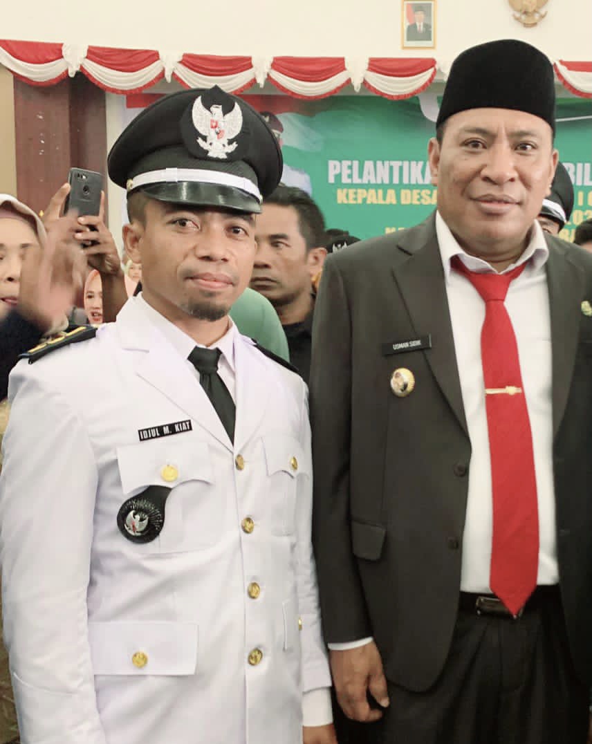 Gambar : Bupati Halmahera Selatan Bersama Kapala Desa Saketa Ijul M Kiat yang Baru Saja Dilantik (foto/alis).