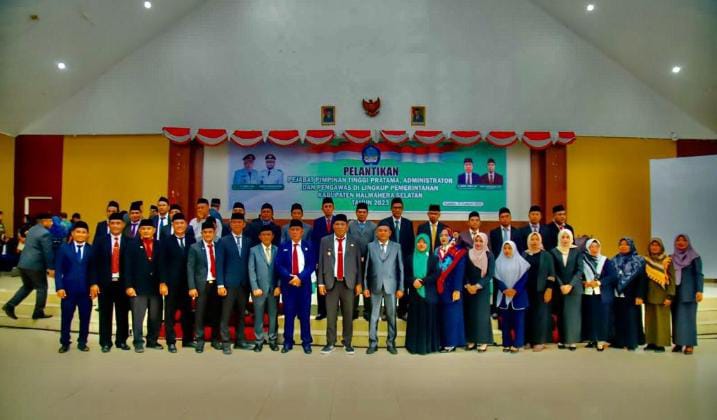 Gambar : Bupati Halsel H. Usman Sidik dan Pejabat II, III.