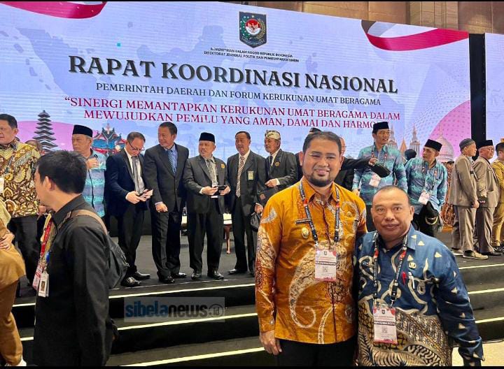 Gambar : Wakil Bupati Kabupaten Halmahera Selatan, Hasan Ali Bassam Kasuba dan H. M Ibrahim Kepala Kesbangpol Halsel.