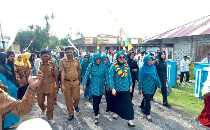 Gambar : Hj. Eka Dahliani Usman saat Dijemput oleh Masyarakat.