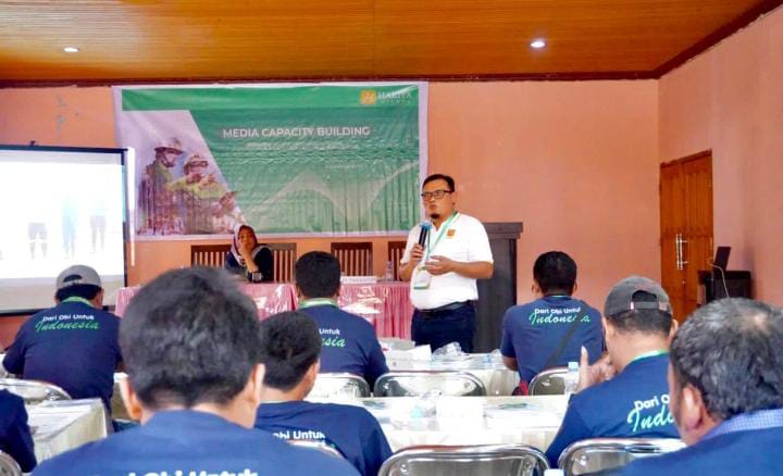 Gambar : Puluhan jurnalis di Labuha, Halmahera Selatan Maluku Utara tengah mendengarkan paparan dari pemateri dalam Media Capacity Building yang digelar Harita Nickel di Labuha, Halmahera Selatan, Selasa (14/3/2023).