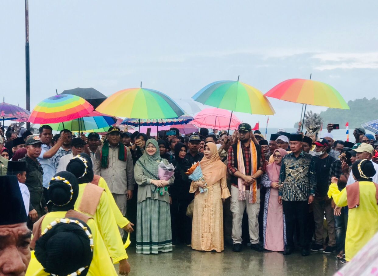 Gambar : Penjemputan Bupati dan wakil Bupati Halsel.